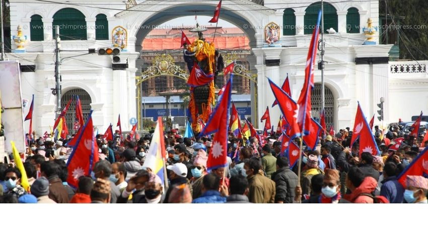 पूर्वराजा ज्ञानेन्द्रले गरे पृथ्वीनारायण शाहको शालिकमा माल्यार्पण