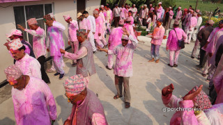 होलीको मौलिकता हराउँदै