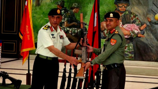 सेनाद्वारा सशस्त्र प्रहरीलाई इन्सास राइफलसहित ५९० थान हतियार हस्तान्तरण