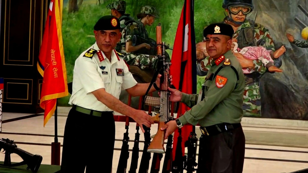 सेनाद्वारा सशस्त्र प्रहरीलाई इन्सास राइफलसहित ५९० थान हतियार हस्तान्तरण