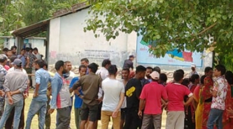 पुर्नवासमा झडप : मतदान स्थगित