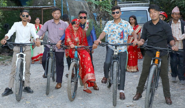 महँगो पेट्रोलियम खपत घटाउने सन्देश दिन साइकलमा जन्ती