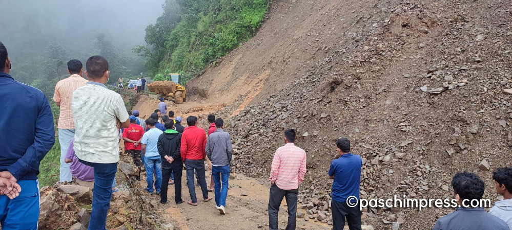 पहिरोले सुदूरपश्चिमका पहाडी जिल्लाका राजमार्ग अवरुद्ध
