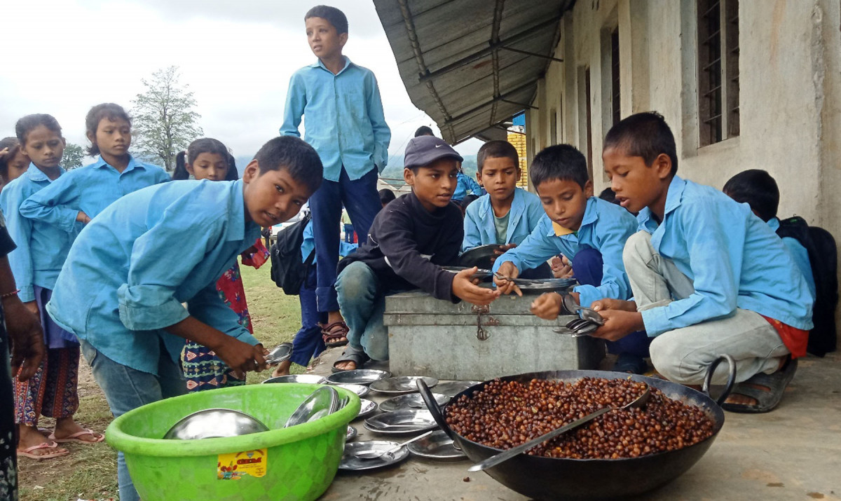 दिवा खाजा खाने तयारीमा विद्यार्थी