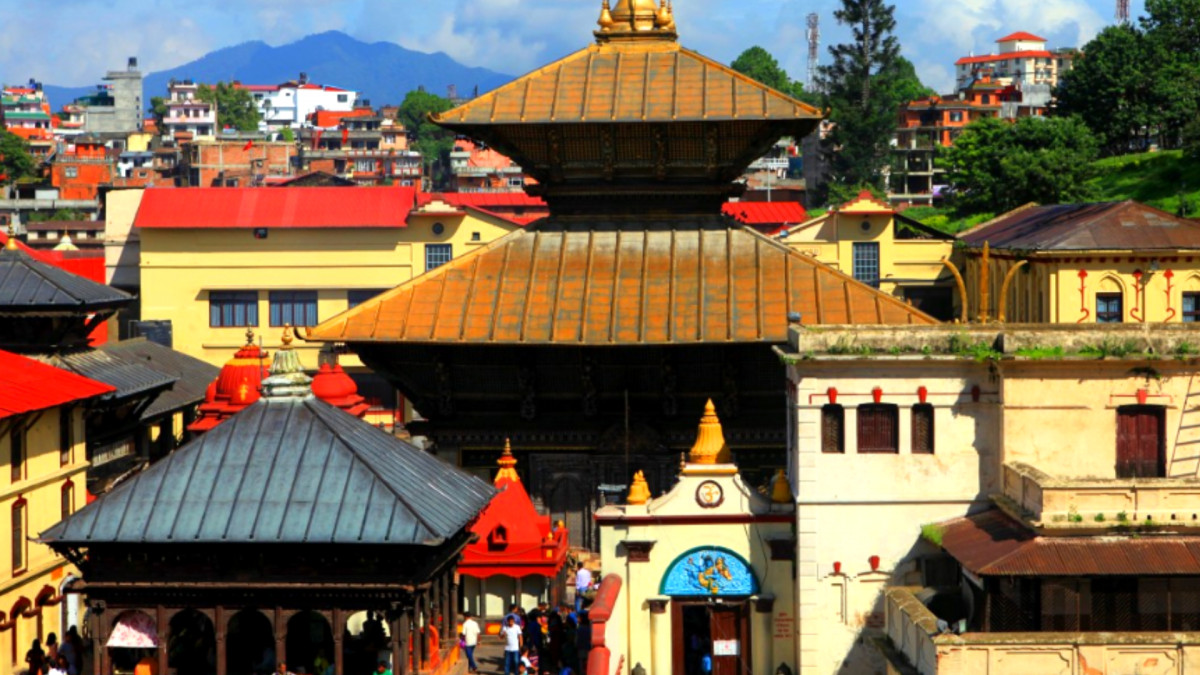 साउन लागेसँगै पशुपति मन्दिर परिसरमा भक्तजनको चहलपहल