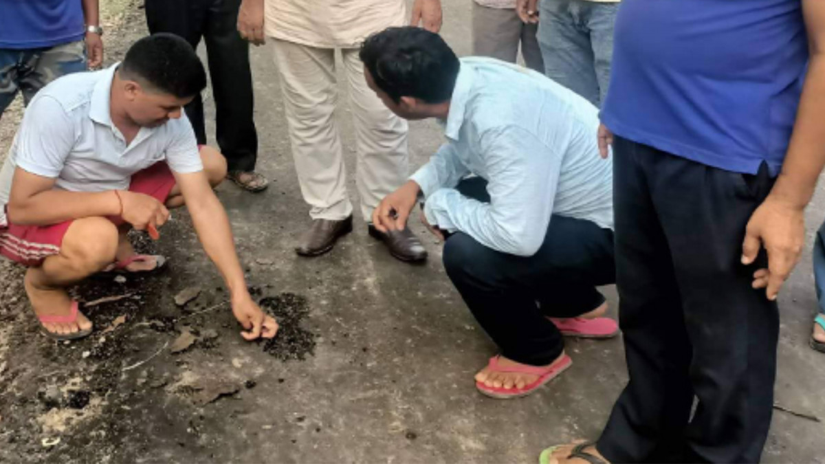 कञ्चनपुरको शुक्लाफाँटा मा सडक कालोपत्रे गरिएको १३ दिन नपुग्दै उप्किन थाल्यो