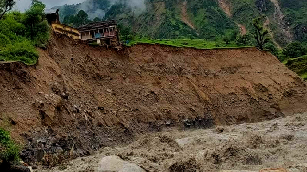 बाजुरामा बाढीले बगायो चार घर