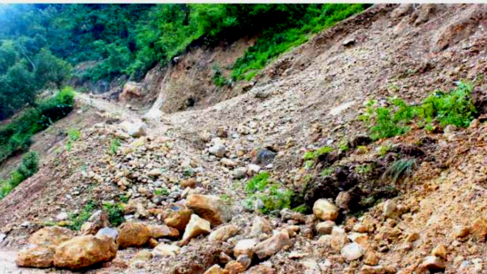 वर्षातले डोटीका सडक अवरुद्ध, गाउँमा खाद्य सङ्कट