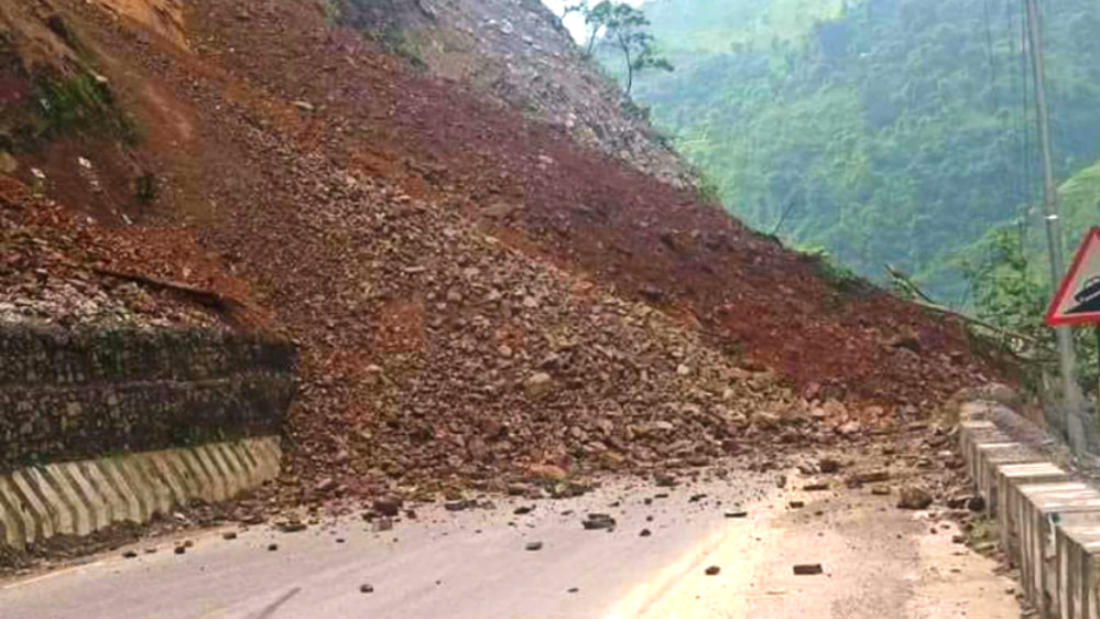 पहिरोले दार्चुलामा सडक अवरुद्ध
