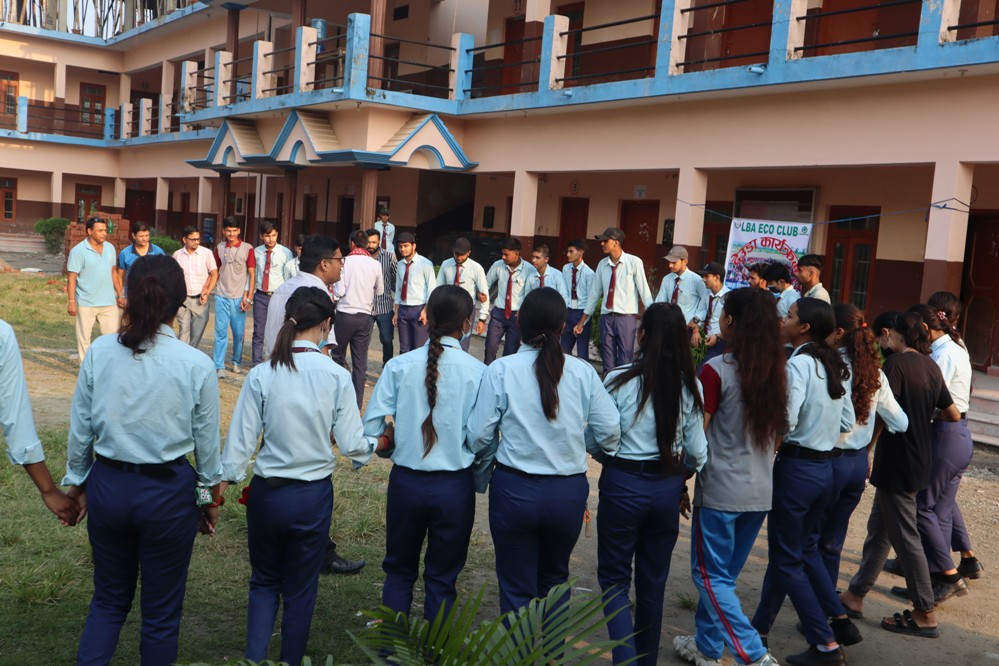 देउडामा झुमे लिटिलबुद्धका विद्यार्थी