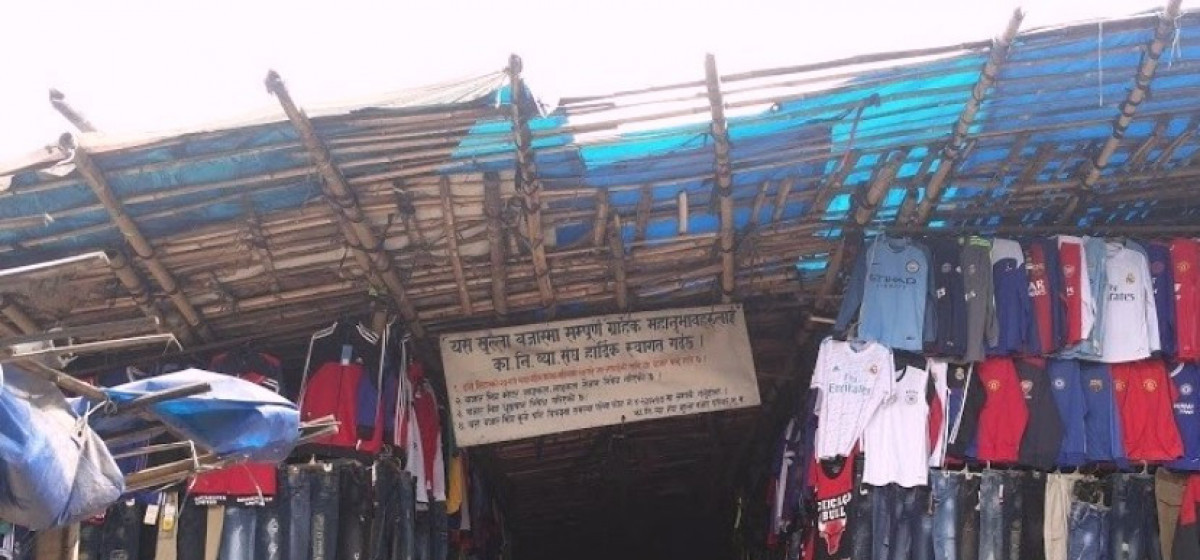 झण्डै पचास प्रतिशत फर्निचर आयात