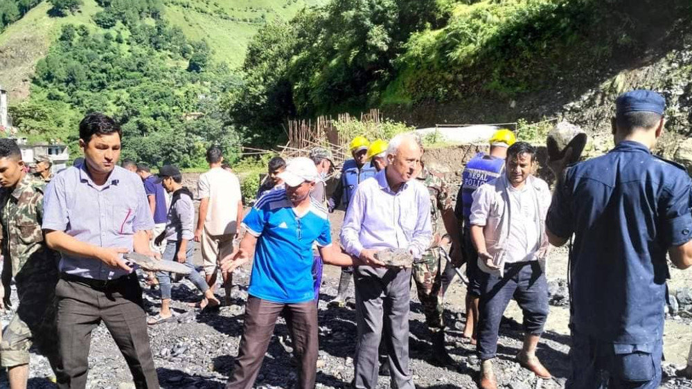 बस्ती जोगाउन स्थानीयलाई साथ दिदै मन्त्री बडू