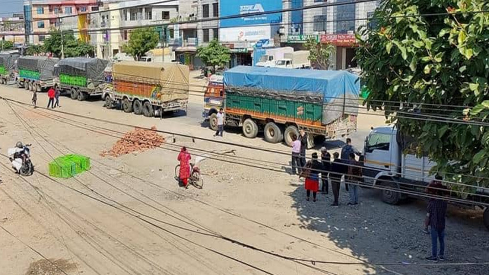 लम्कीमा पुर्व पश्चिम राजमार्ग अवरुद्ध