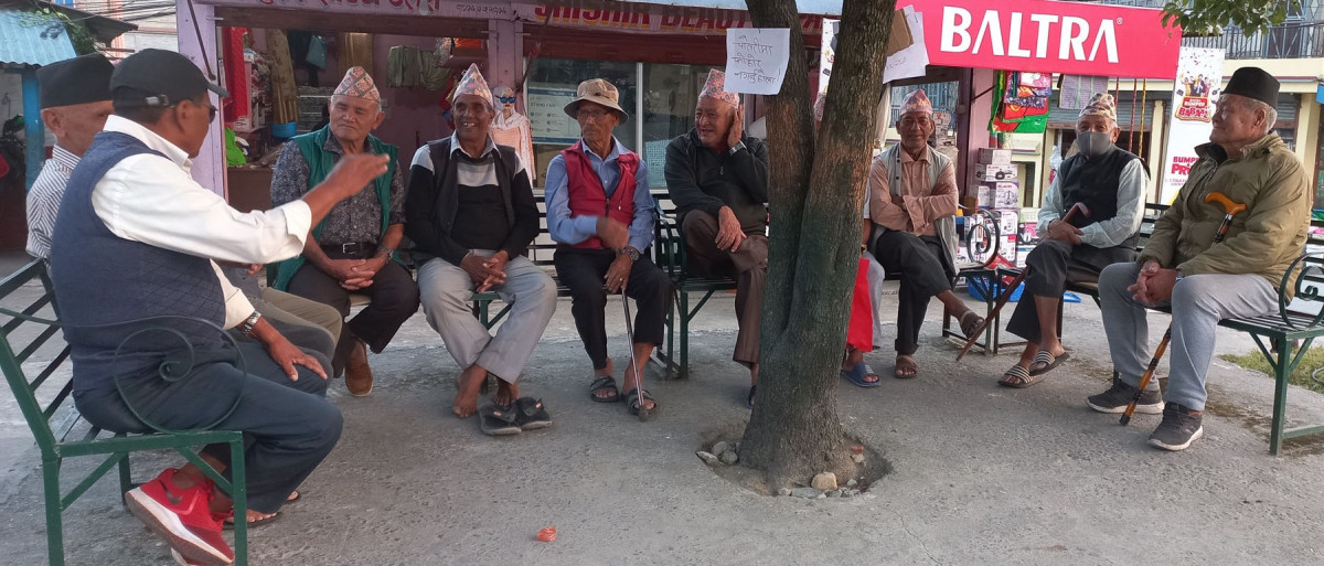 आश्वासन दिँदै मतदाता रिझाउदै उम्मेदवार