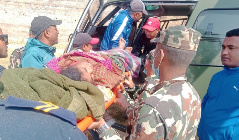 भुकम्पमा परि गम्भिर घाइते भएकालाई हेलिकोप्ट द्धारा सेती अस्पताल ल्याइयो 