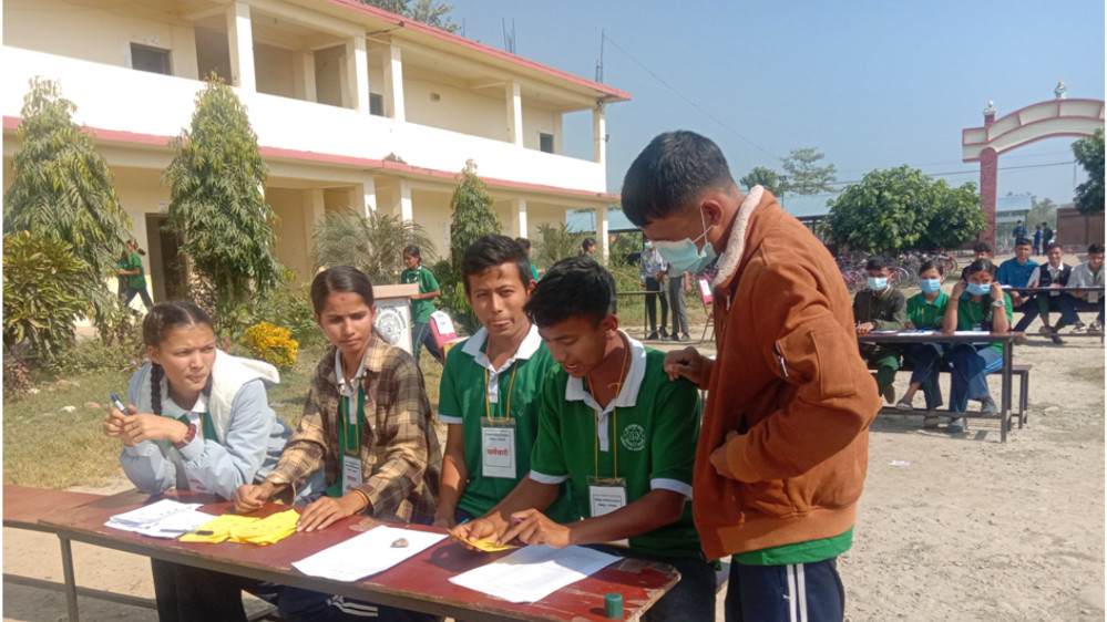 विद्यार्थीलाई नमूना मतदान  भन्छन् : अभिभावकलाई सिकाउँछौँ