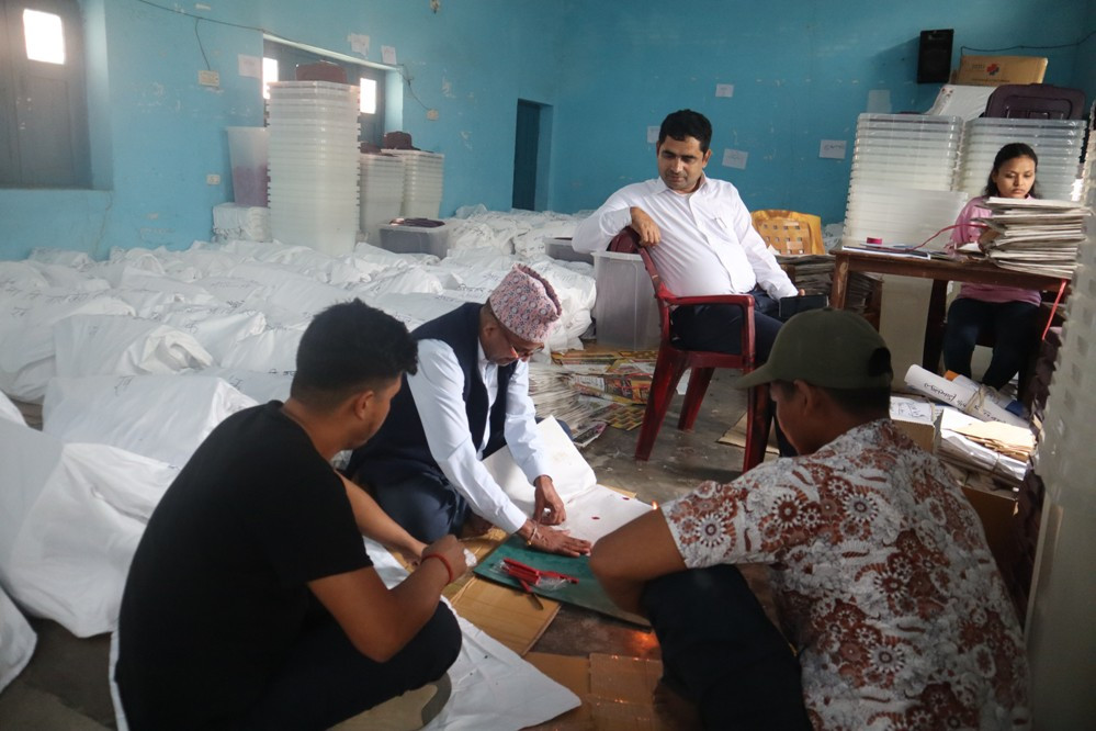 मतपत्र मिलाउँदै कर्मचारी