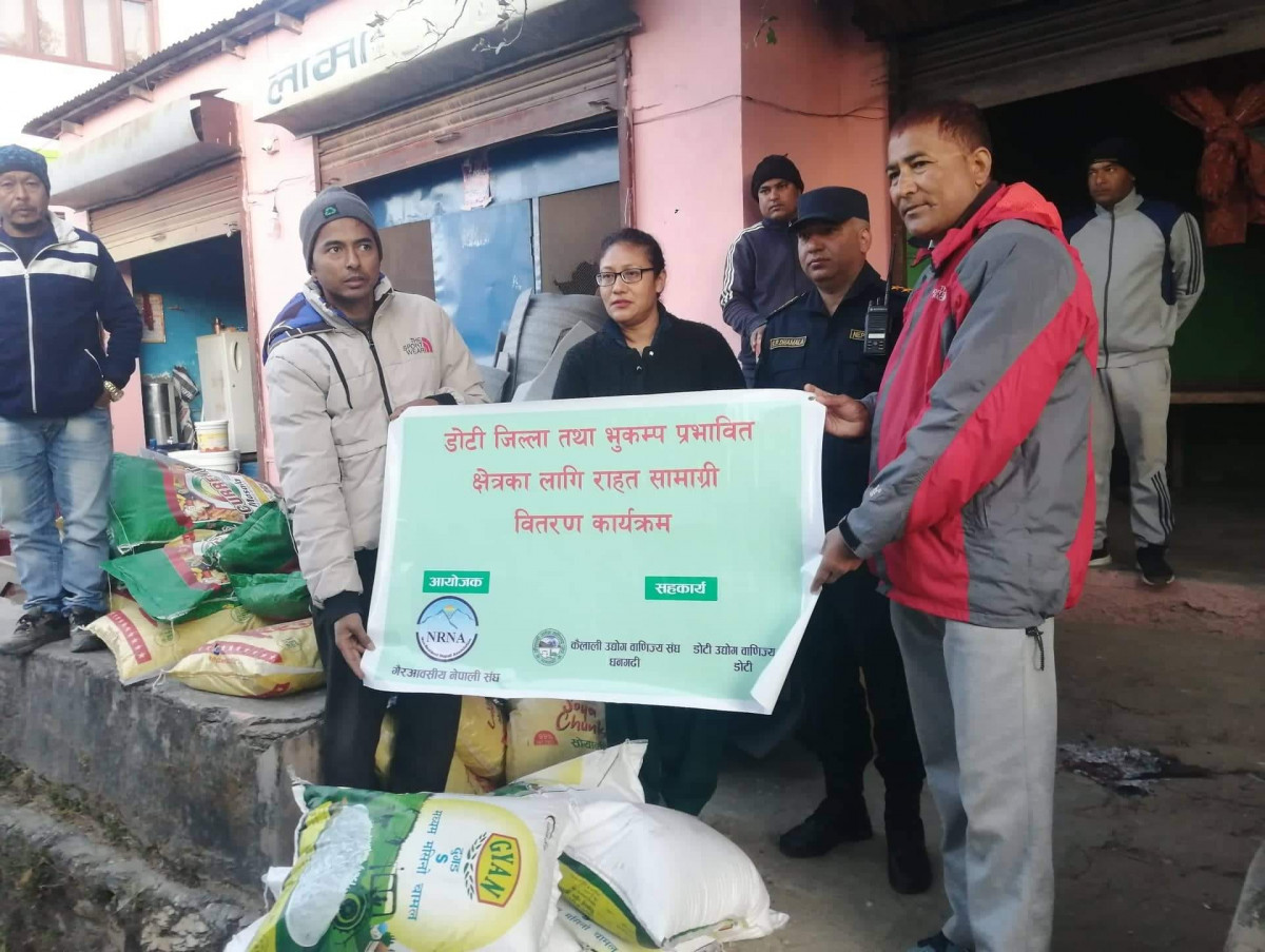 डोटीका भुकम्प पीडितलाई राहत वितरण 