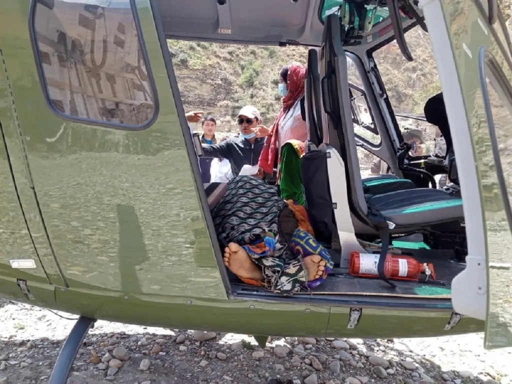 डोटीकी एक सुत्केरीको हेलिकप्टरबाट उद्धार