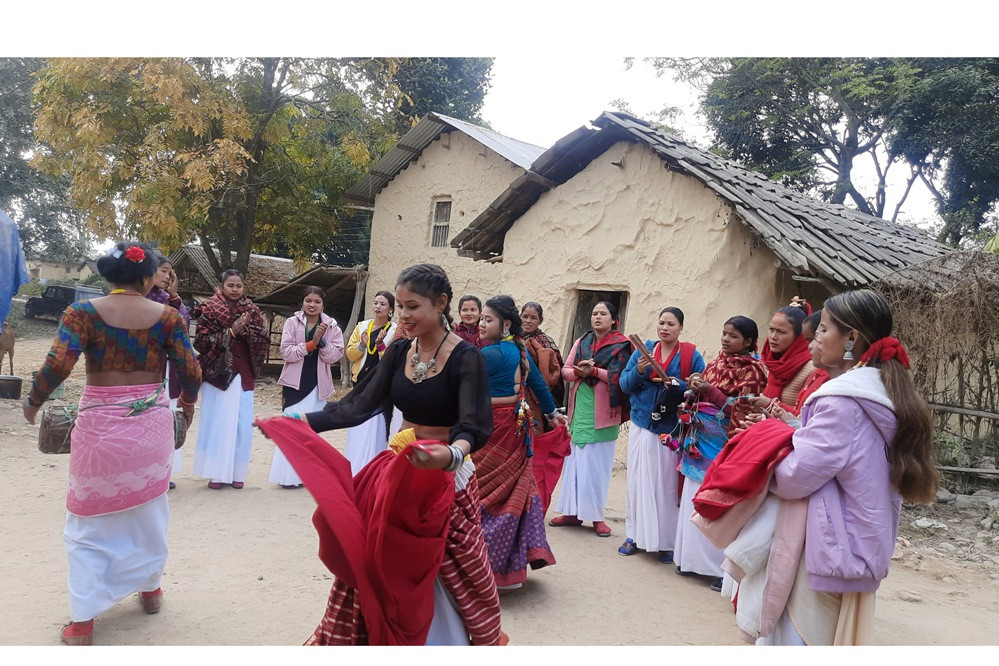 माघी पर्वको सांस्कृतिक महत्व युवा पिँढीलाई बुझाउँदै थारू समुदायका ज्येष्ठ नागरिक