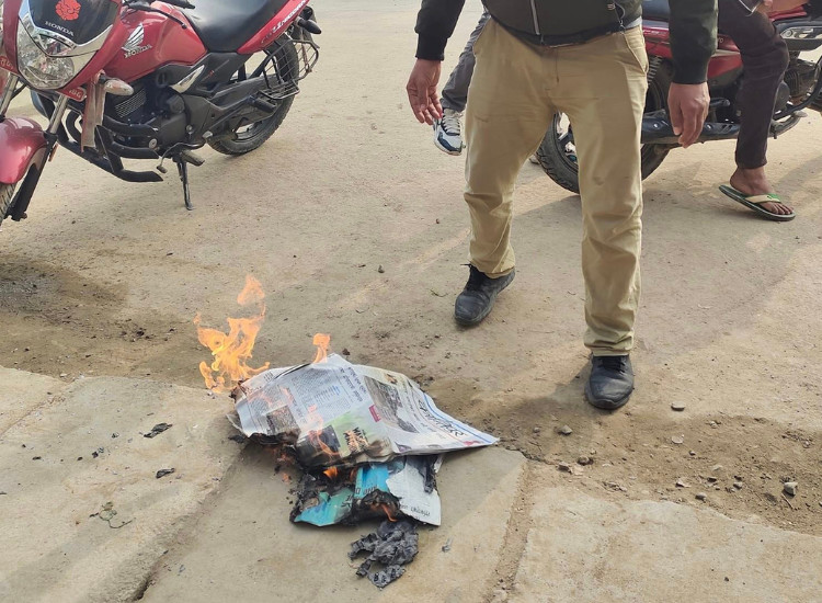 रवि लामिछानेका समर्थकले जलाए कान्तिपुर