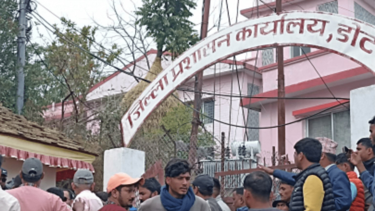 मतदान रोकिएपछि नेविसंघद्धारा जिल्ला प्रशासन डोटी घेराउ