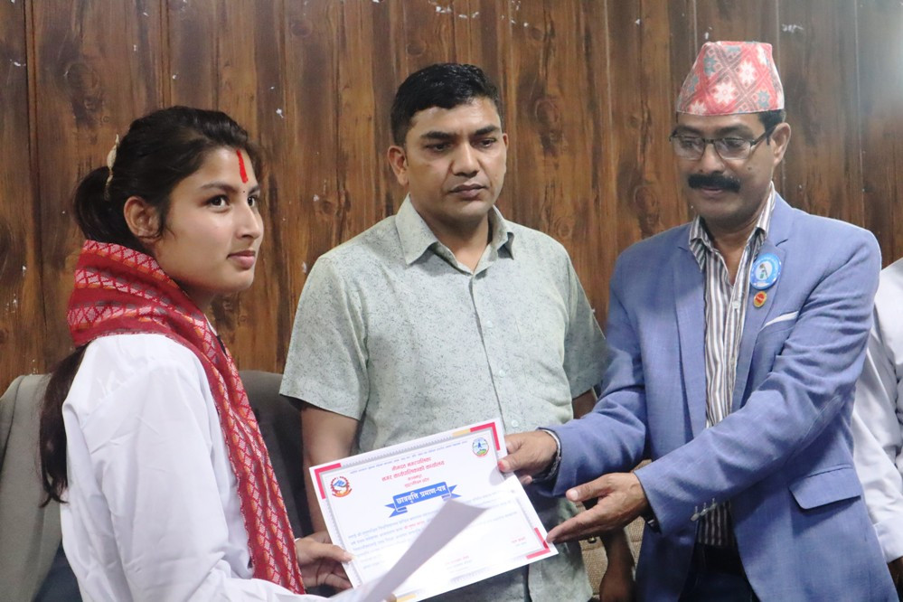 चार विद्यार्थीलाई भीमदत्तद्धारा जनहि ५० हजार  छात्रवृत्ति प्रदान