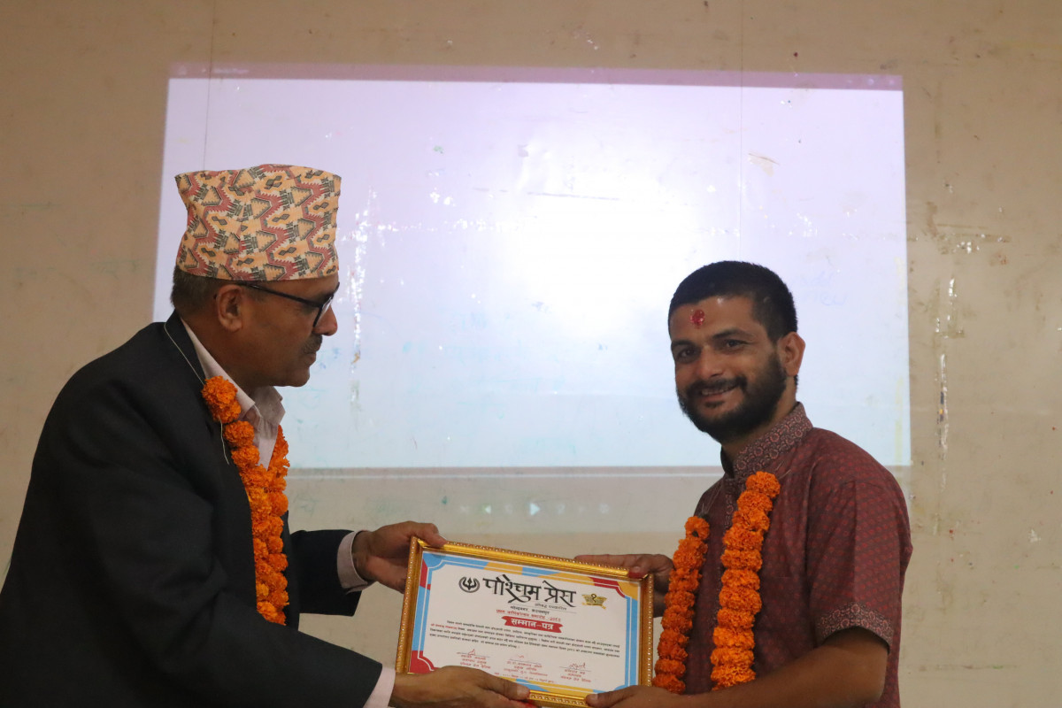 साहित्यकार हेमबावु लेखक सम्मानीत