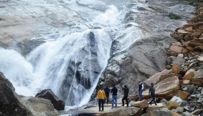 झरना अवलोकन गर्ने क्रममा चिप्लिएर एकको मृत्यु