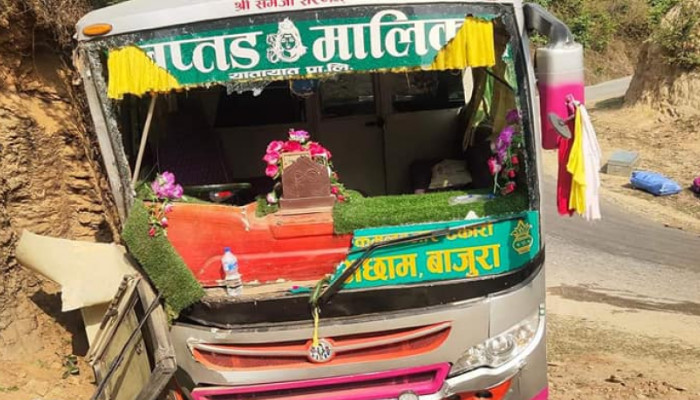 डोटीमा बस दुर्घटना, ड्राइभरको सावधानीले ४२ जनाको ज्यान जोगियो 