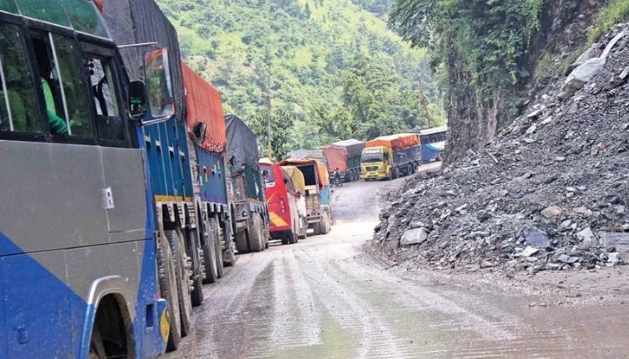 पहिरोले अवरुद्ध जयपृथ्वी राजमार्ग आठ घण्टापछि सञ्चालनमा
