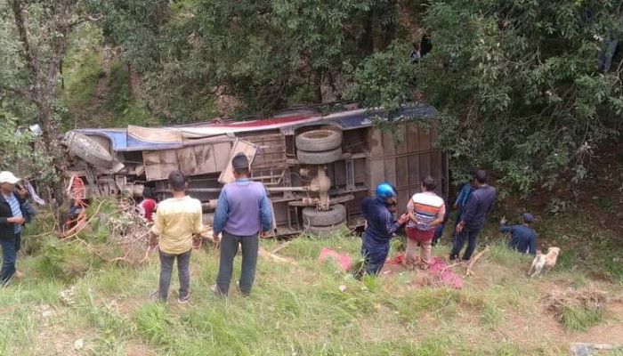 बैतडीमा बस दुर्घटना: ४२ जना सवार रहेको पुष्टि, एकको मृत्यु, २५ गम्भीर घाइते