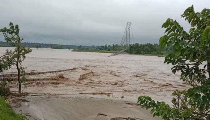 बाढीले चुँडालेको झोलुङगे पुलका सामान सुरक्षित स्थानमा राखिँदै