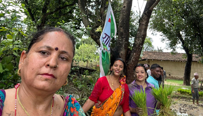 आजभोलि खेतमा असारे गीत सुनिँदैन बरु टिकटक बन्छ