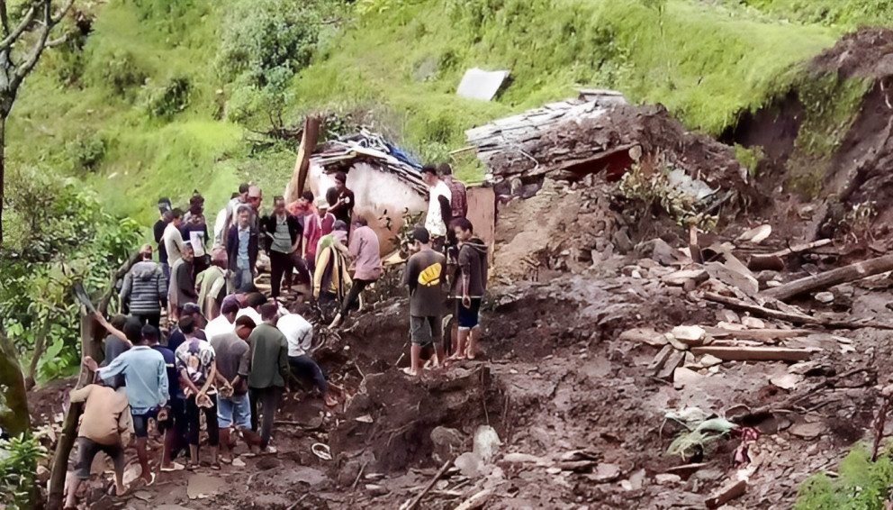 बैतडीमा पहिरोमा पुरिएर आमाछोराको मृत्यु