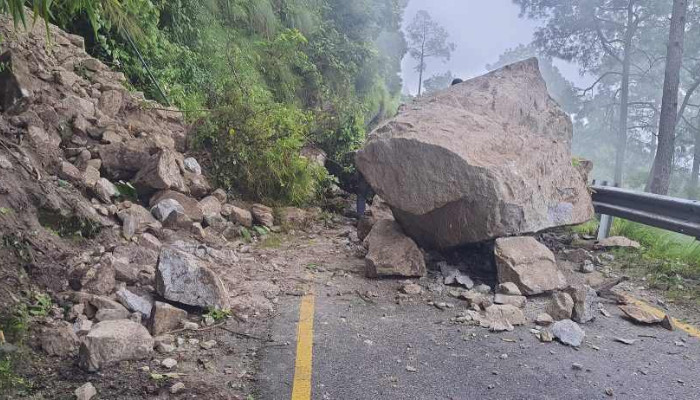 पहिरो पन्छाएपछि खुले अवरुद्ध बैतडीका दुवै राजमार्ग