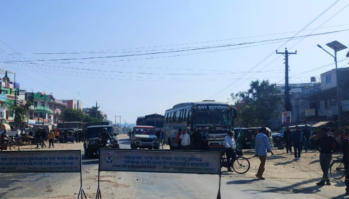 बसको ठक्करबाट पैदल यात्रीको  मृत्यु भएपछि राजमार्ग अवरुद्ध