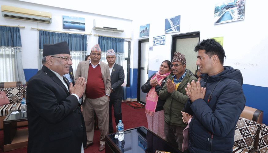 प्रधानमन्त्री प्रचण्डले भेटे विपिनका आमाबुबा