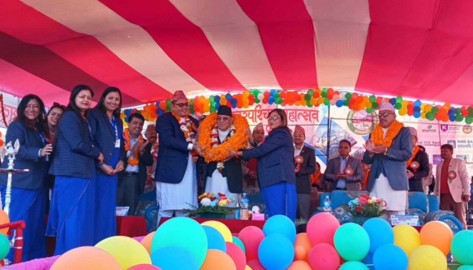 धनगढीमा प्रधानमन्त्री प्रचण्डलाई १० किलोको माला