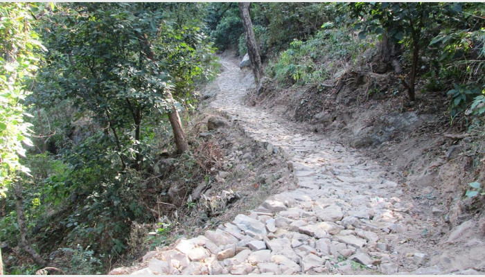 कञ्चनपुरको बतासे झर्ना पदमार्गमा जोडिँदा पर्यटकलाई सहज