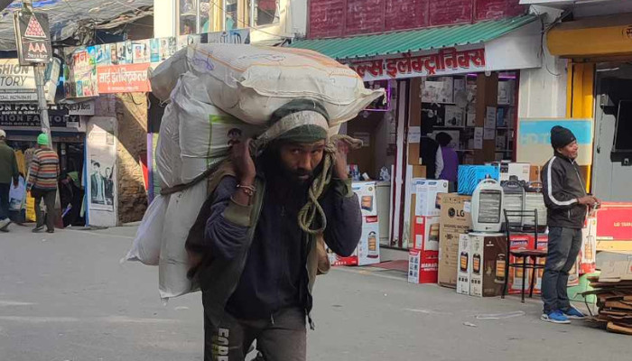 जो पिथौरागढमा ३५ वर्षदेखी भारी बोक्न बाध्य छन