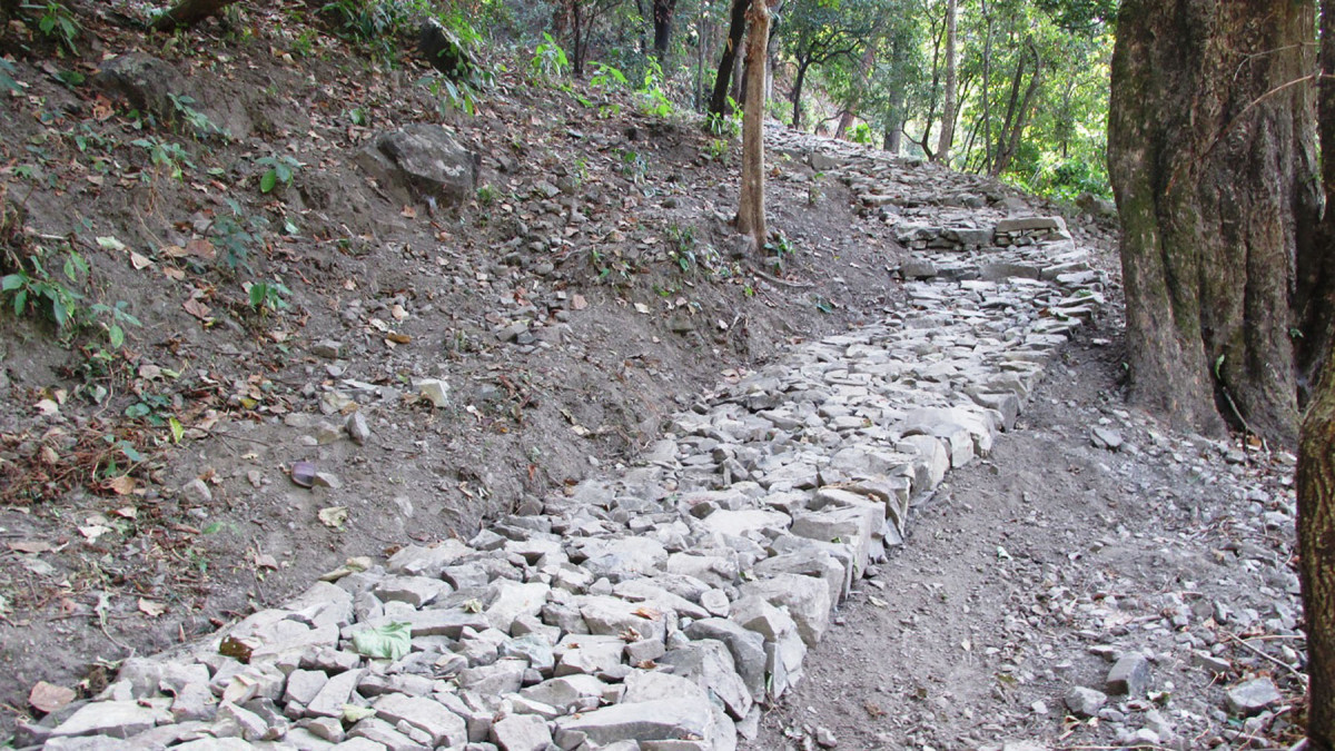 बतासे झर्ना पुग्न पदमार्ग निमार्ण गरिदै