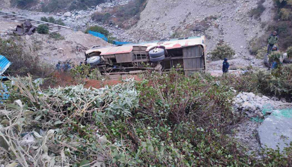दार्चुलाबाट महेन्द्रनगर आउँदै गरेको बस दुर्घटना, १५ जना घाइते