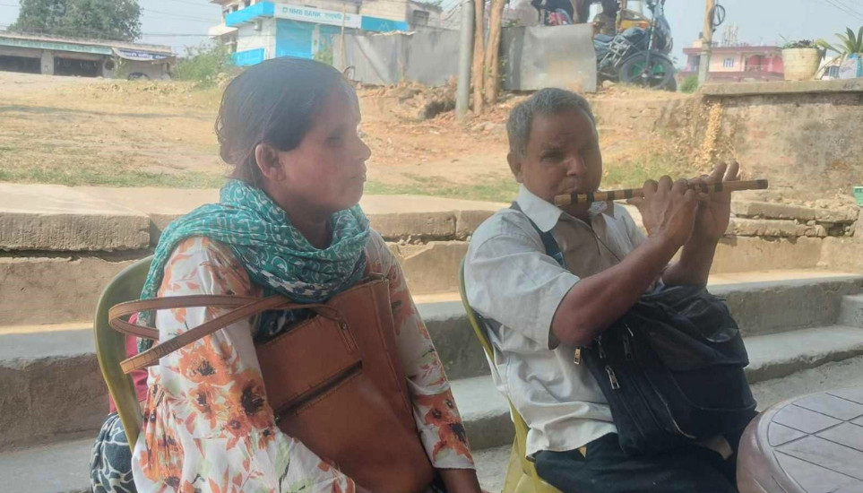 गाउँबस्तीमा डुल्दै गीत सुनाउने न्यून दृष्टियुक्त दम्पत्ति