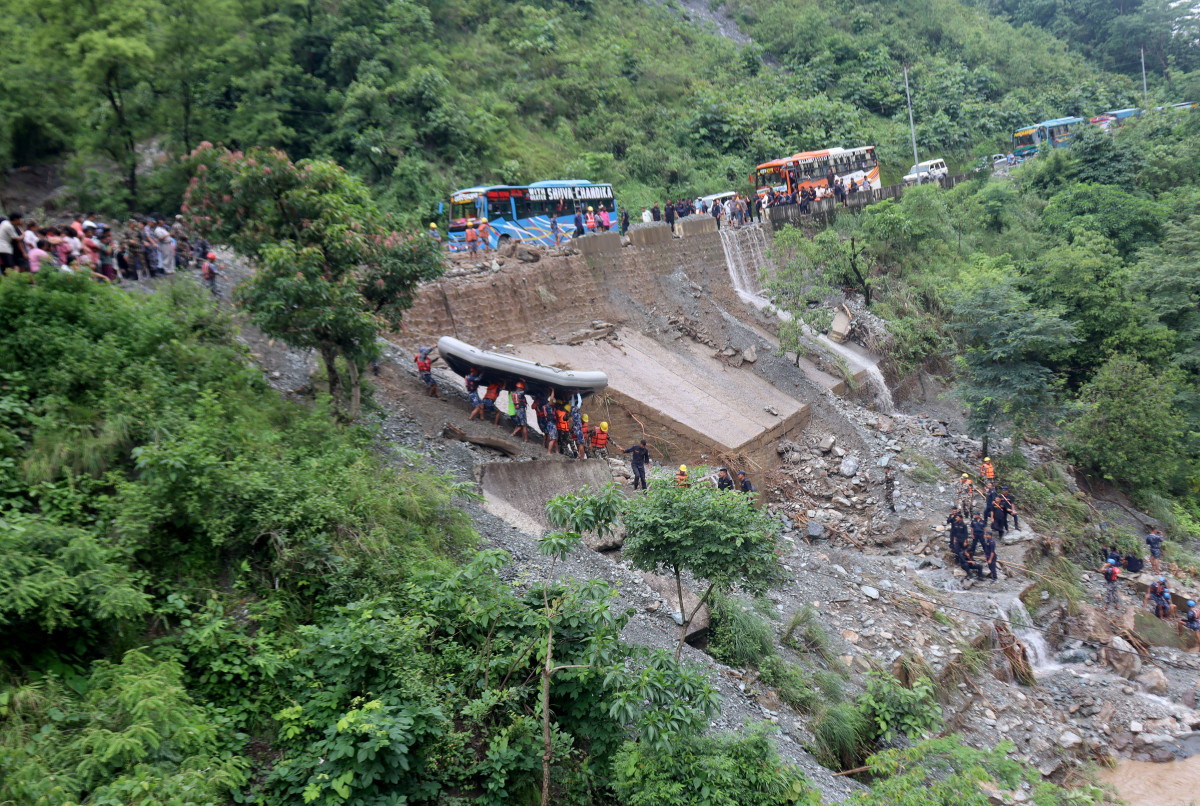 बस पहिरोमा परेपछि आफन्त चिन्तित