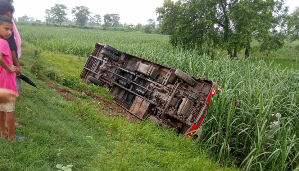 कञ्चनपुरको बेलौरीबाट महेन्द्रनगरका लागि छुटेको बस दुर्घटना