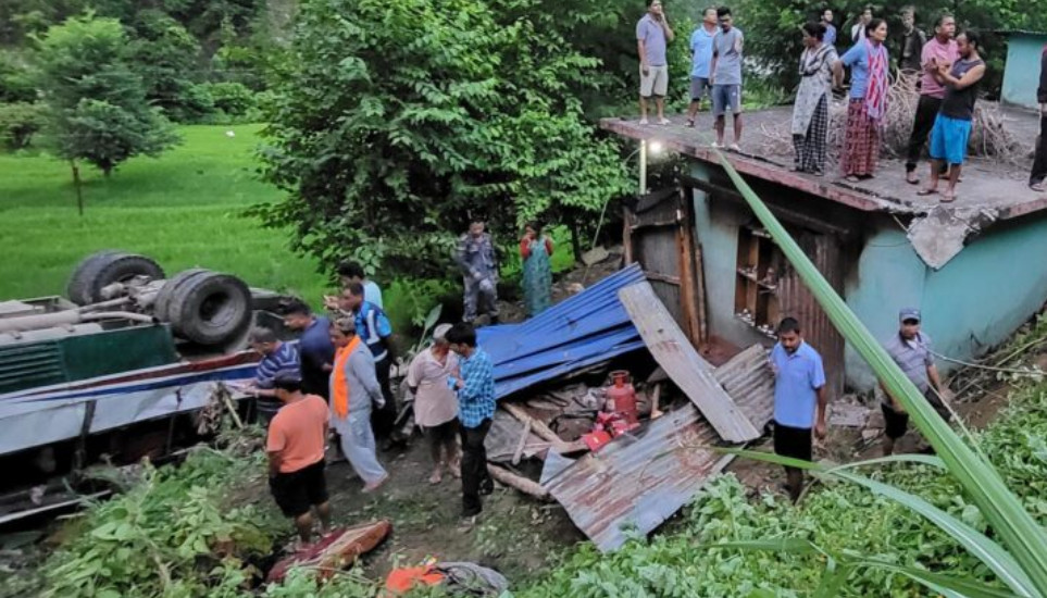 धनगढीबाट दिपायलतर्फ गइरहेको यात्रुवाहक बस दुर्घटना, १७ जना घाइते