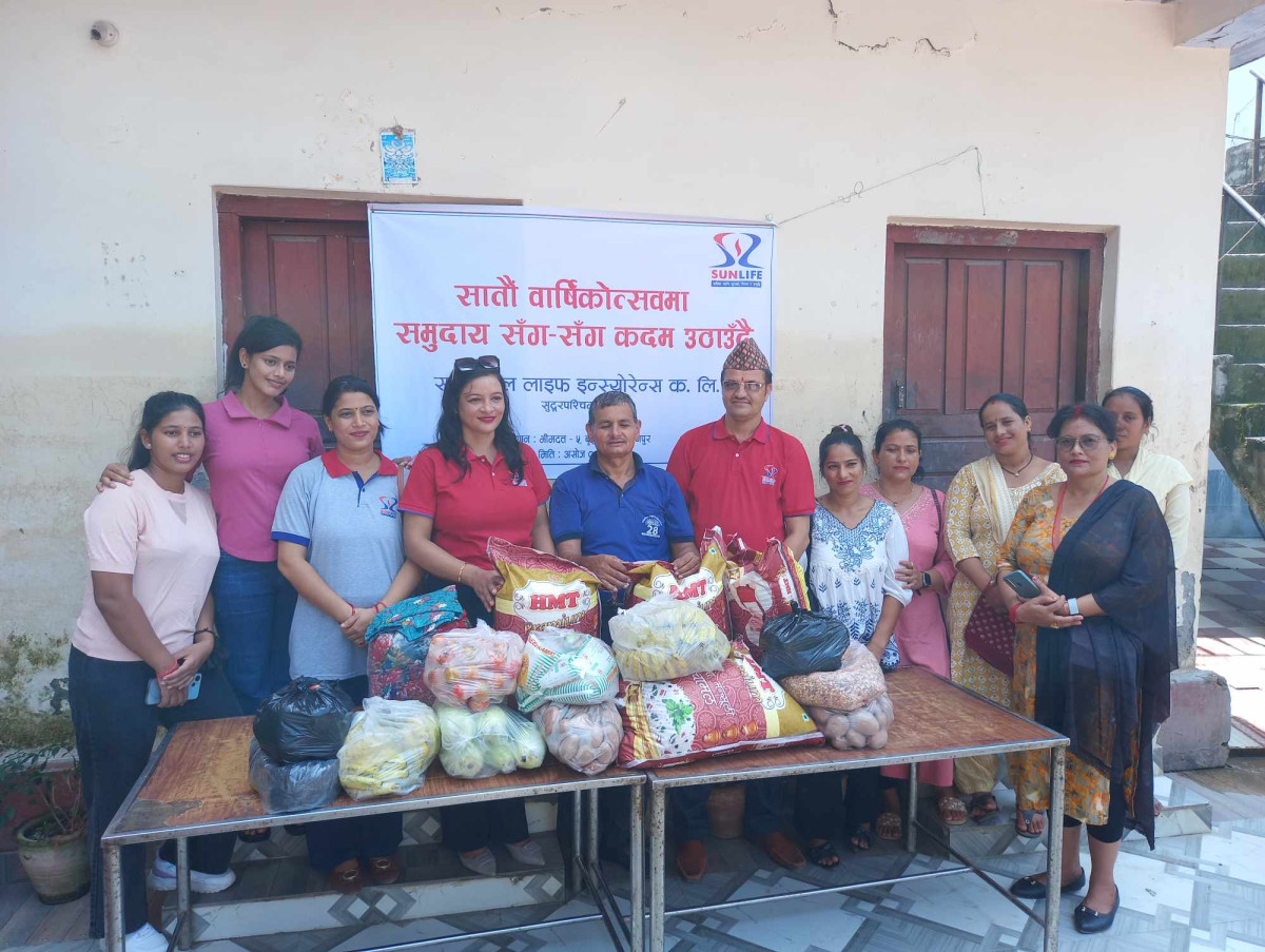 महिला तथा बृद्ध सेवाकेन्द्रमा खाद्यान्न तथा लत्ताकपडा वितरण