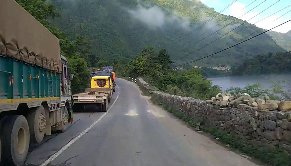 पहिरोको उच्च जोखिम नारायणगढ-मुग्लिन सडकमा आजराति गाडी चलाउन रोक