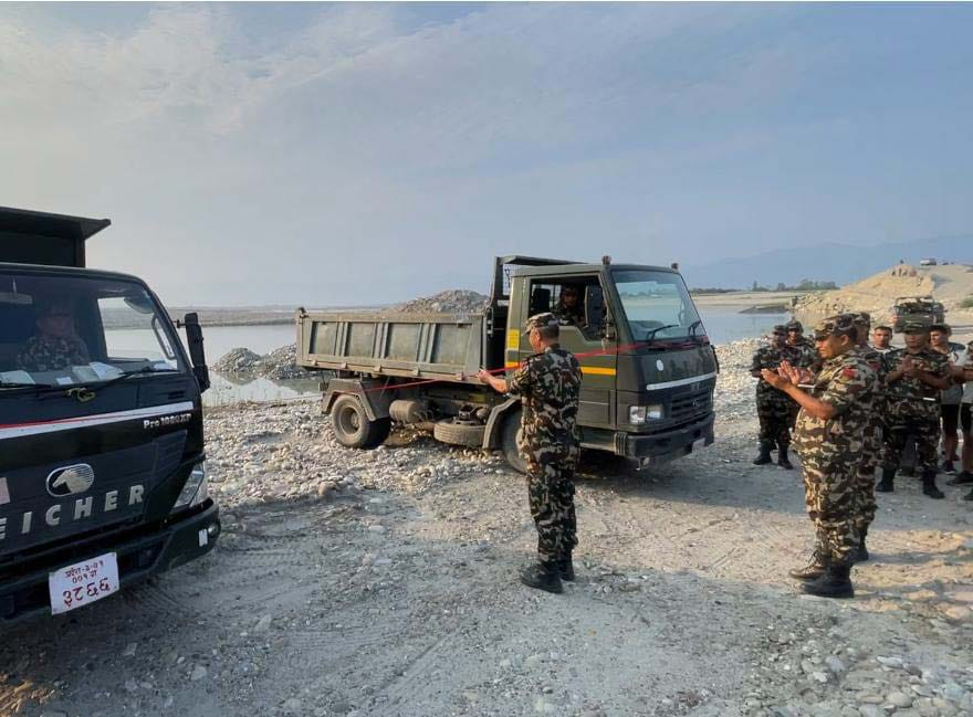 सेनाद्वारा महाकालीमा तटबन्ध निर्माण गरिदै
